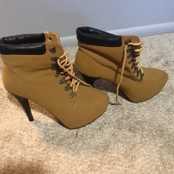 Lace Up Heeled Boots 💚 - Picture 4 of 9